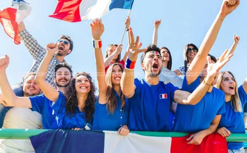 摩登7客服遥望科技这封信里藏着足球运动员的真情告白，如何吸引眼球呢？试试看这个标题： \